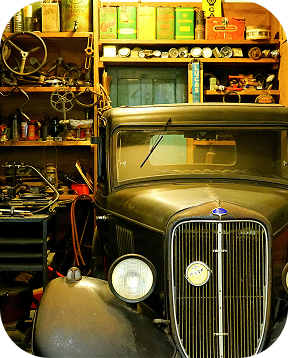 Foto van een garage met zwarte auto